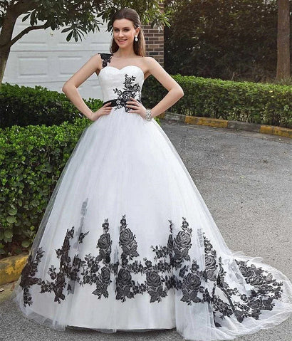 One Shoulder A Line Wedding Dress Court Train Gothic Black and White Vintage Bridal Gowns Appliques Floral Lace Customized